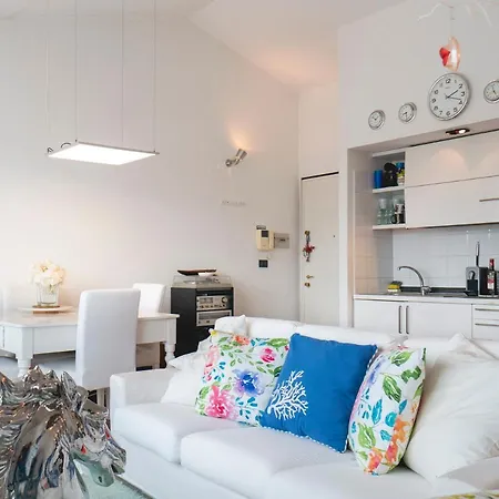 Apartment 038 - Attico Lussuoso Terrazza Centro Citta' 500m Mare, Parcheggio Gratis Vicino *